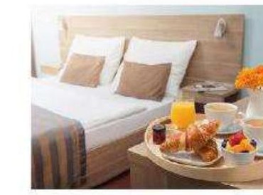 Plateau petit-déjeuner dans une chambre d'hôtel