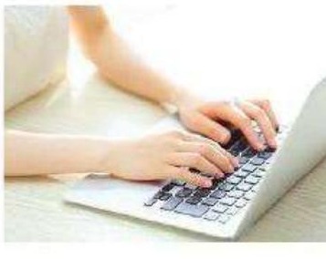 Mains tapant sur un ordinateur portable