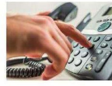 Doigt composant un numéro sur un téléphone